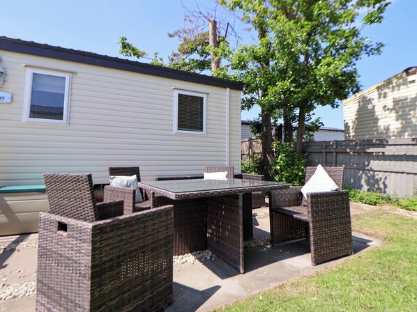 Outdoor dining - 152 Central Park (Prestatyn)