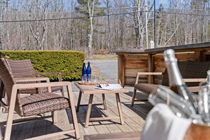 Outdoor dining - Jessie's Harvest House Suite (Tannersville)
