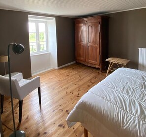 5 bedrooms, iron/ironing board, travel cot, free WiFi