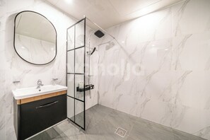 Hair dryer, bathrobes, slippers, bidet - BROWN-DOT HOTEL (Busan)