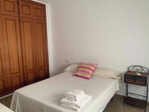 4 bedrooms, iron/ironing board, WiFi, bed sheets - Simple and economical apartment for families and groups. Swimming pool and parking (Málaga)