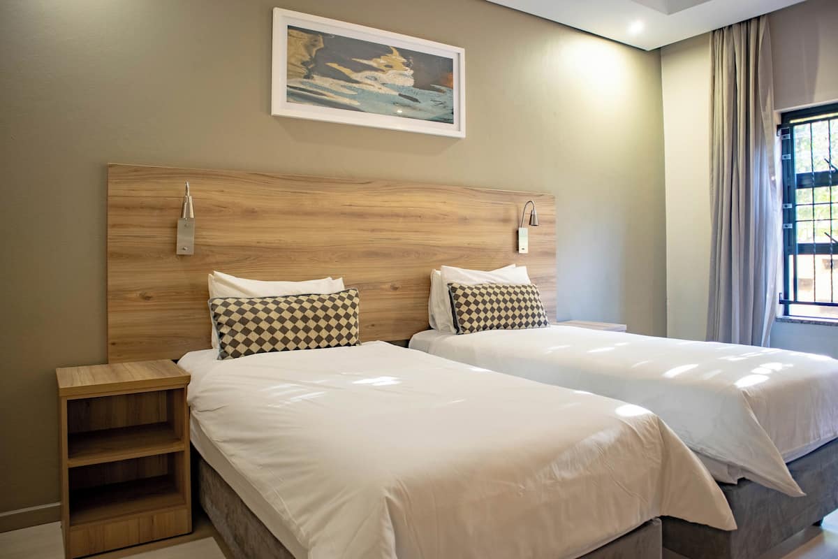 Superior Double or Twin Room | Meja, ruang kerja komputer riba, Wi-fi percuma, cadar katil
