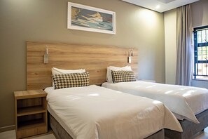 Superior Double or Twin Room | Desk, laptop workspace, free WiFi, bed sheets - Regal Inn Hotel (Midrand)