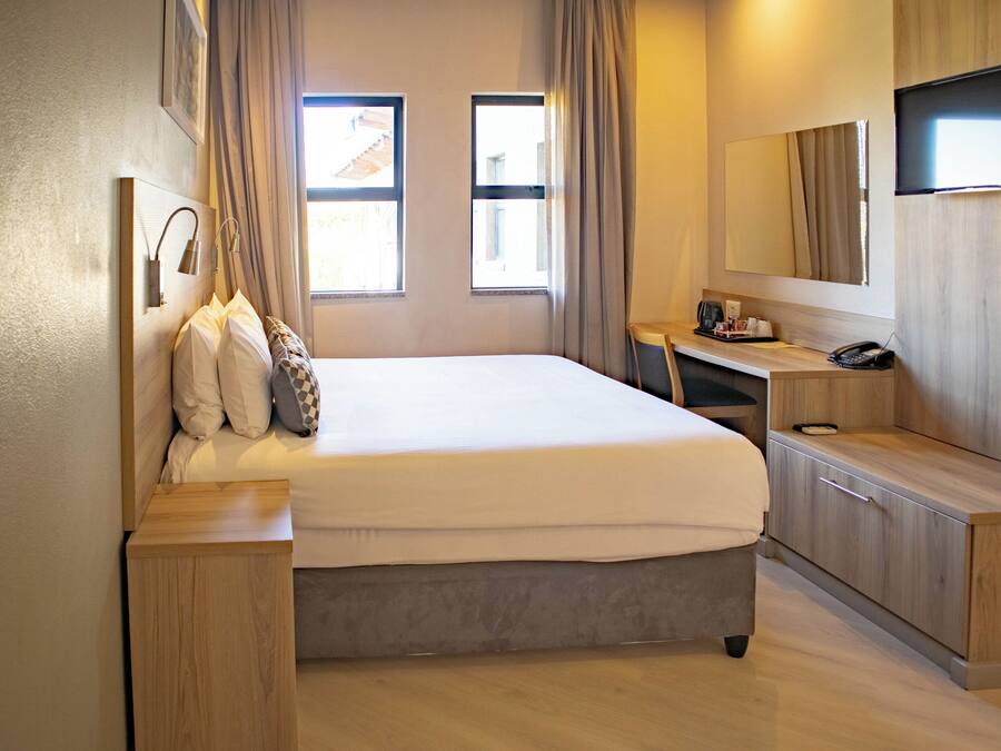 Family Quadruple Room | Desk, laptop workspace, free WiFi, bed sheets