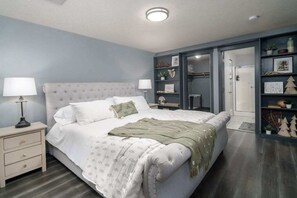 4 bedrooms, desk, iron/ironing board, travel cot