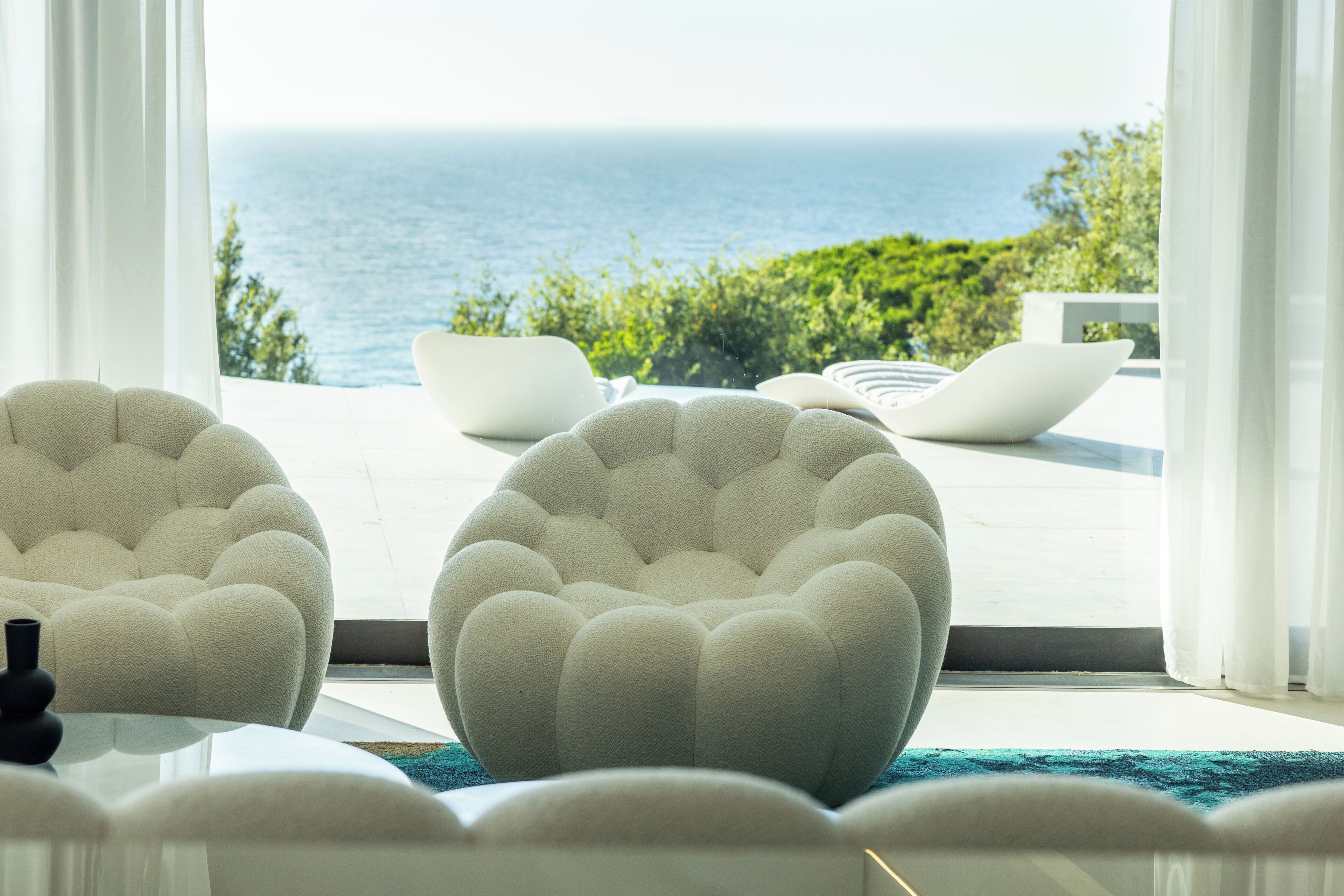 Villa, vista al mar | Área de sala de estar | Smart TV de 60 pulgadas con canales digitales 