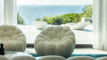 Villa, vista al mar | Área de sala de estar | Smart TV de 60 pulgadas con canales digitales