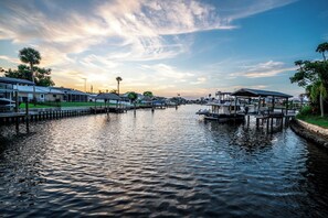 Marina - Resort-Style Canal Home w/ Pool & Putting Green - Baywatch (Apollo Beach)