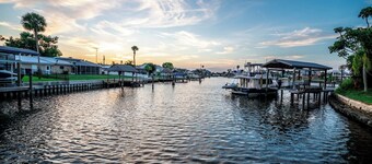 Baywatch – Resort-Style Waterfront Escape in Apollo Beach
