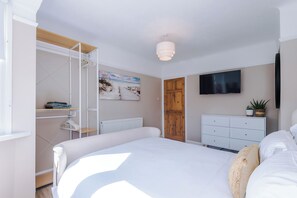 3 chambres, fer et planche à repasser, Wi-Fi, draps fournis