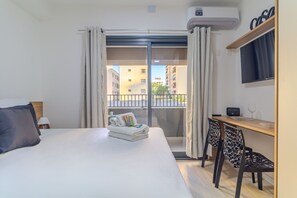 Cortinas blackout, tabla de planchar con plancha y wifi gratis 