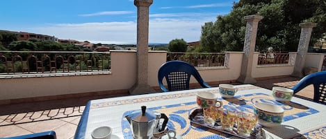Apartamento, vista para a colina | Terraço/pátio