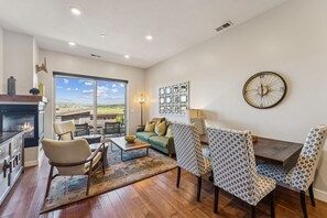 Télévision, cheminée, livres, espaces bureaux