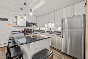 Geladeira, micro-ondas, fogão, cooktop