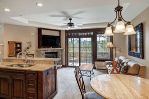 Fernseher, Kamin, Arbeitsbereiche