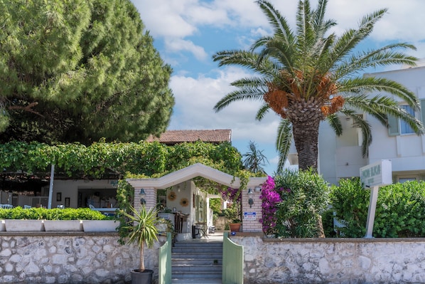 Fachada de la propiedad