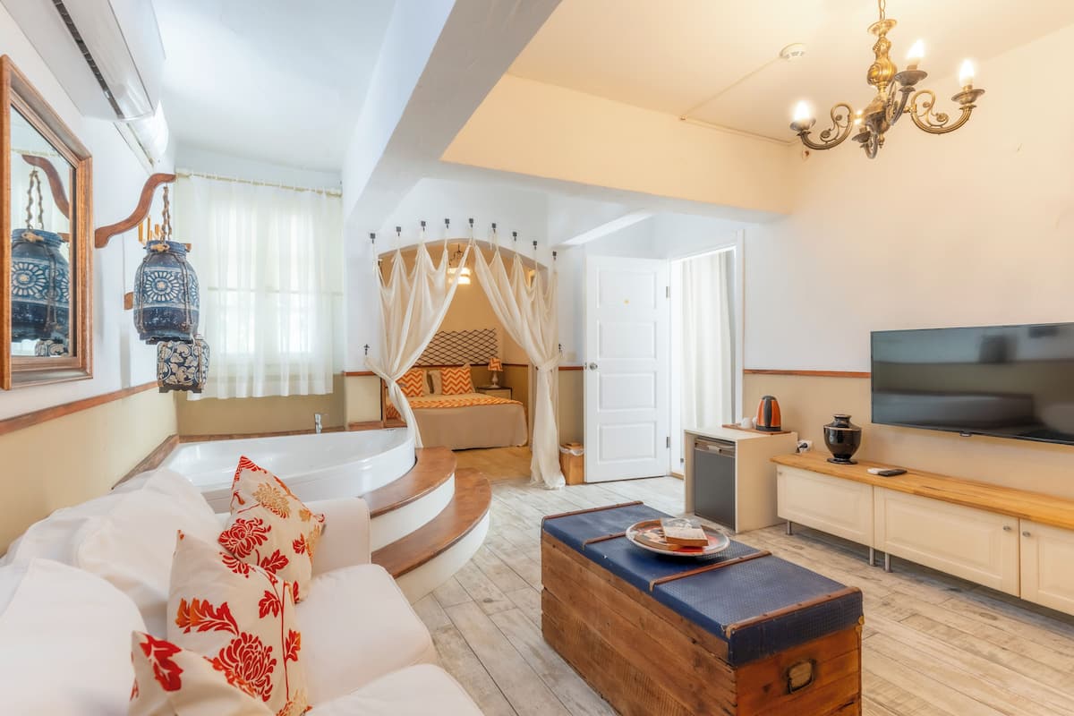 Superior Suite, Balcony, Garden View | Jetted bathtub