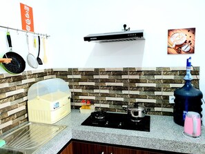 Kühlschrank, Mikrowelle, Herdplatte, Wasserkocher