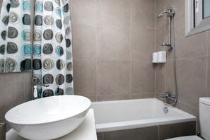 Haartrockner, Handtücher, Seife, Toilettenpapier