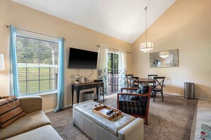 Living area - Warm Welcome Getaway - Resort Stay for 6 (Branson)