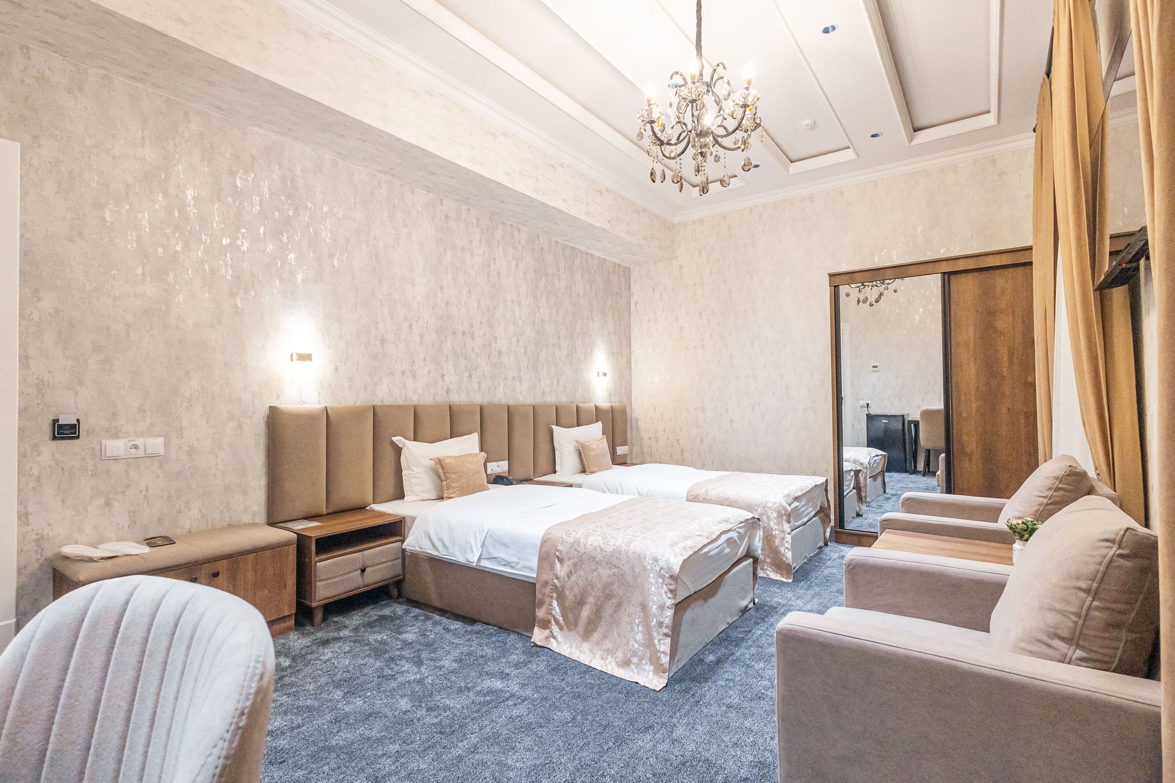 Caja de seguridad en la habitación y escritorio 