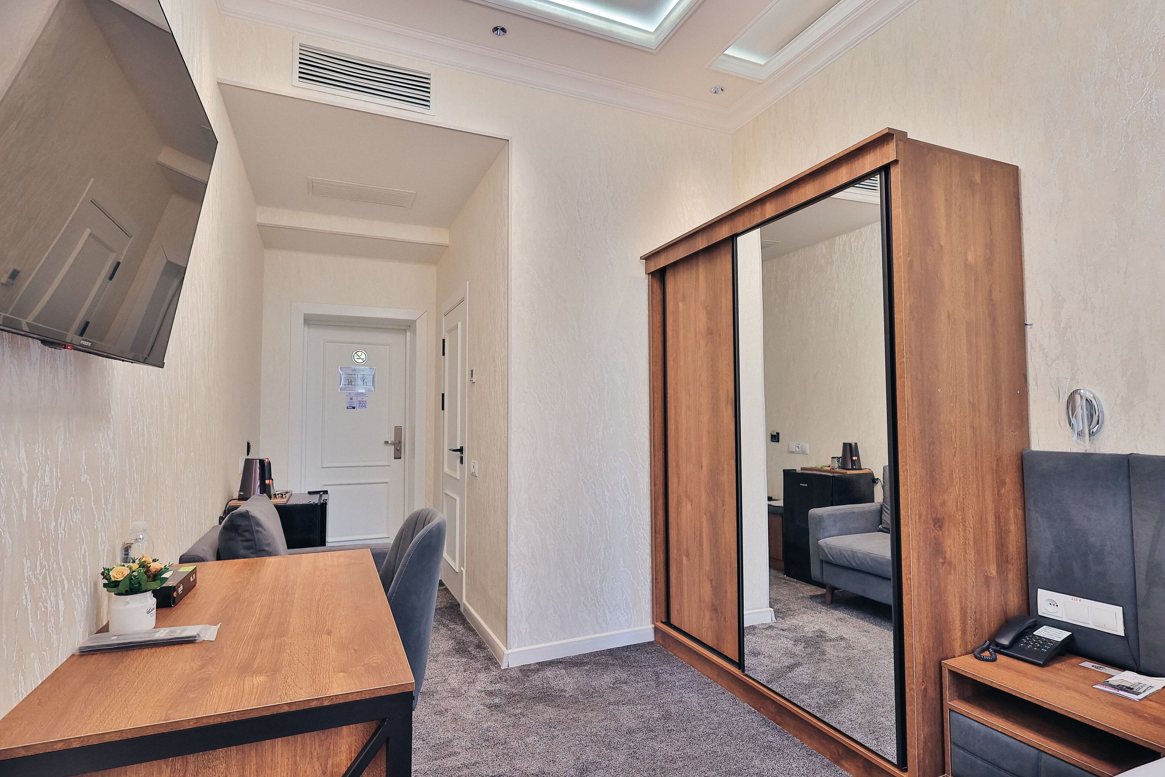 Regadera, secadora de cabello, toallas, jabón 