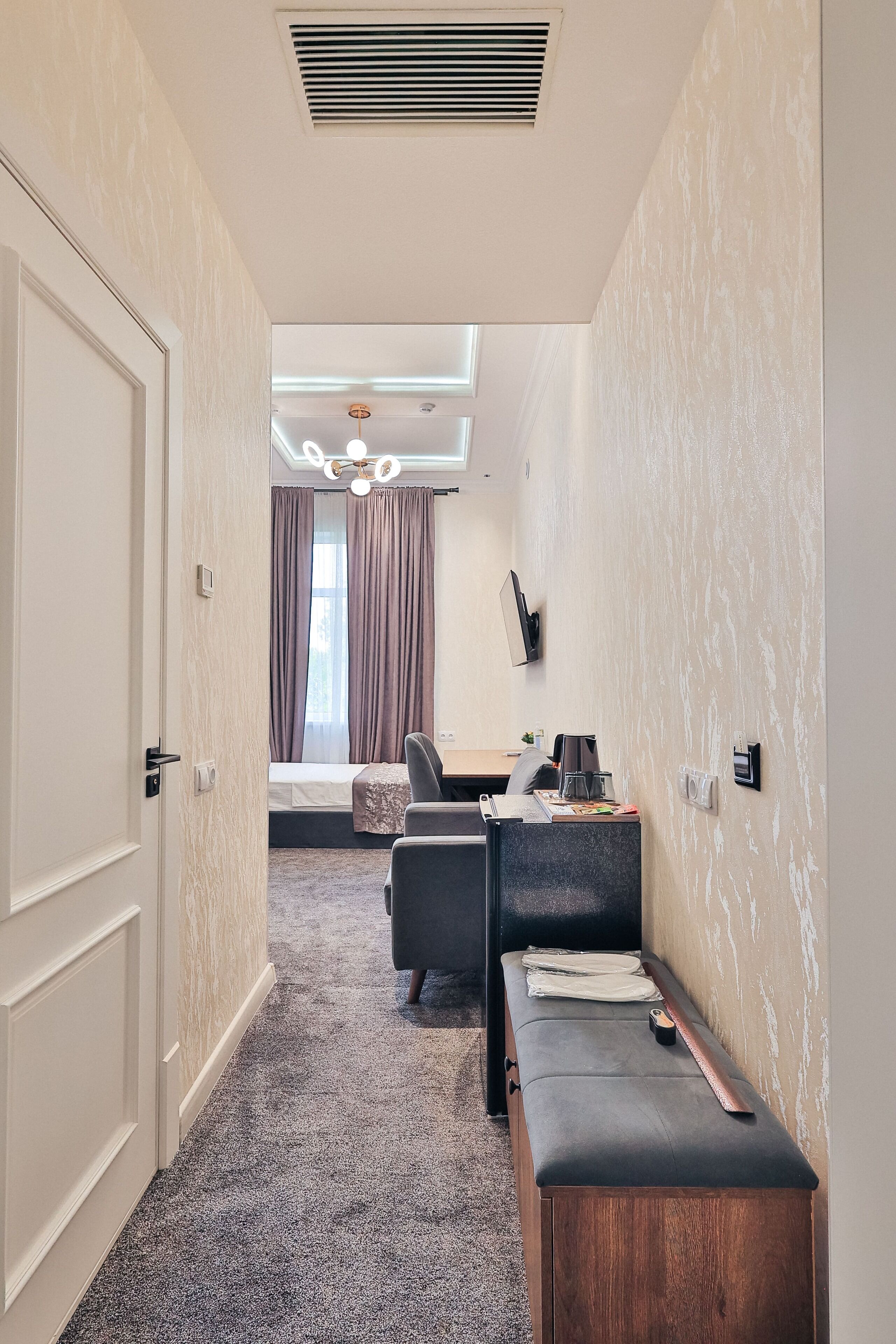 客房内保险箱、办公桌、笔记本电脑工作区、隔音