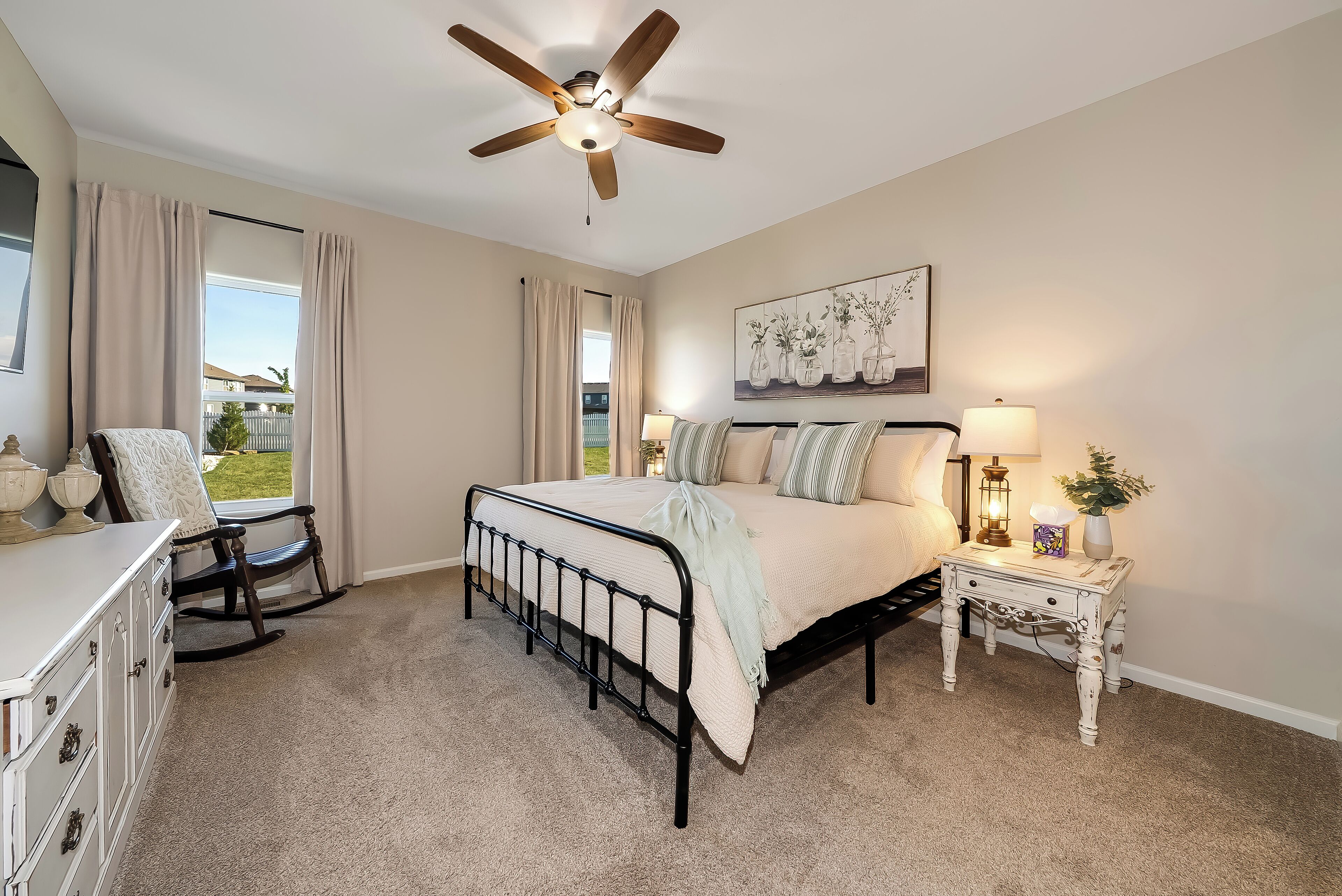 6 makuuhuonetta, työpöytä, silitysrauta/-lauta, vauvan matkasänky