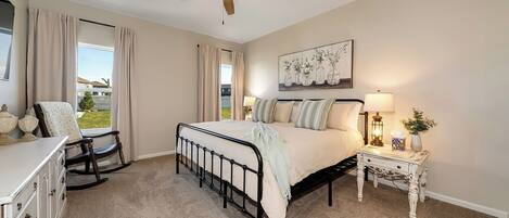 6 makuuhuonetta, työpöytä, silitysrauta/-lauta, vauvan matkasänky