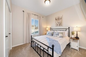 6 bedrooms, desk, iron/ironing board, travel crib