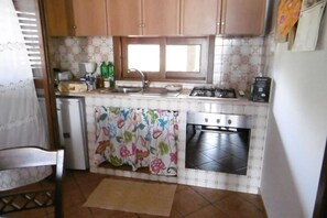 Fridge, oven, stovetop, coffee/tea maker