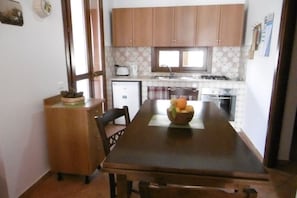 Fridge, oven, stovetop, coffee/tea maker