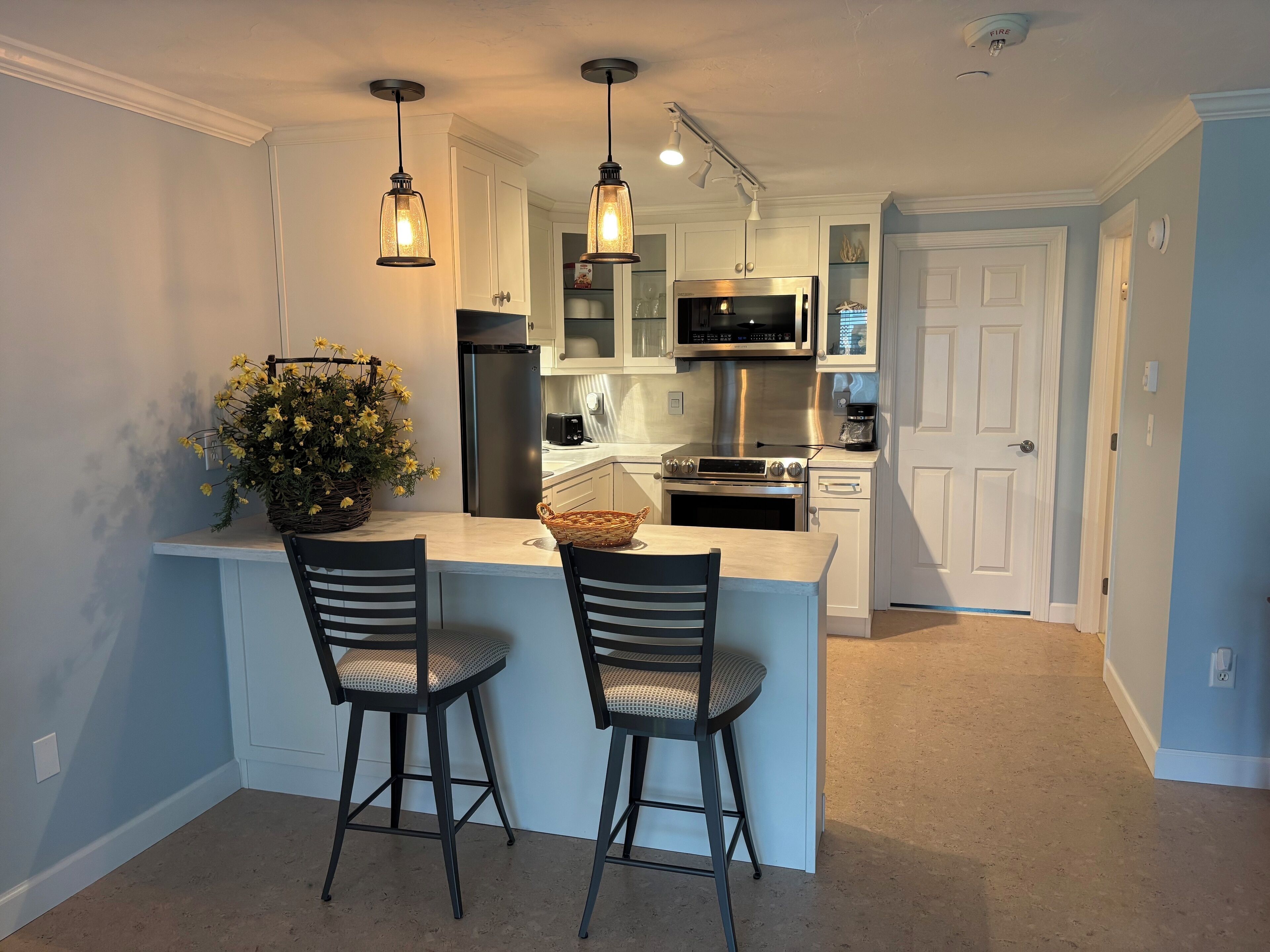 Fridge, microwave, stovetop, dishwasher