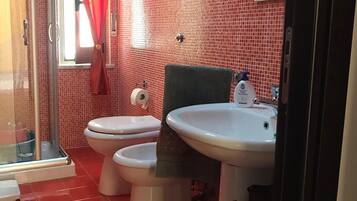 Dusche, Haartrockner, Bidet, Handtücher