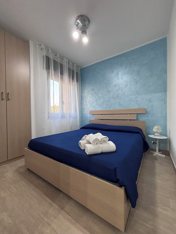 2 bedrooms, iron/ironing board, bed sheets