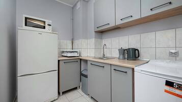 Jääkaappi, mikroaaltouuni, liesi, keittoastiat/astiat/ruokailuvälineet