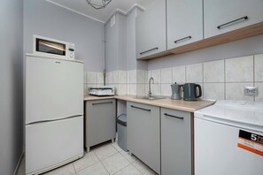 Fridge, microwave, stovetop, cookware/dishes/utensils