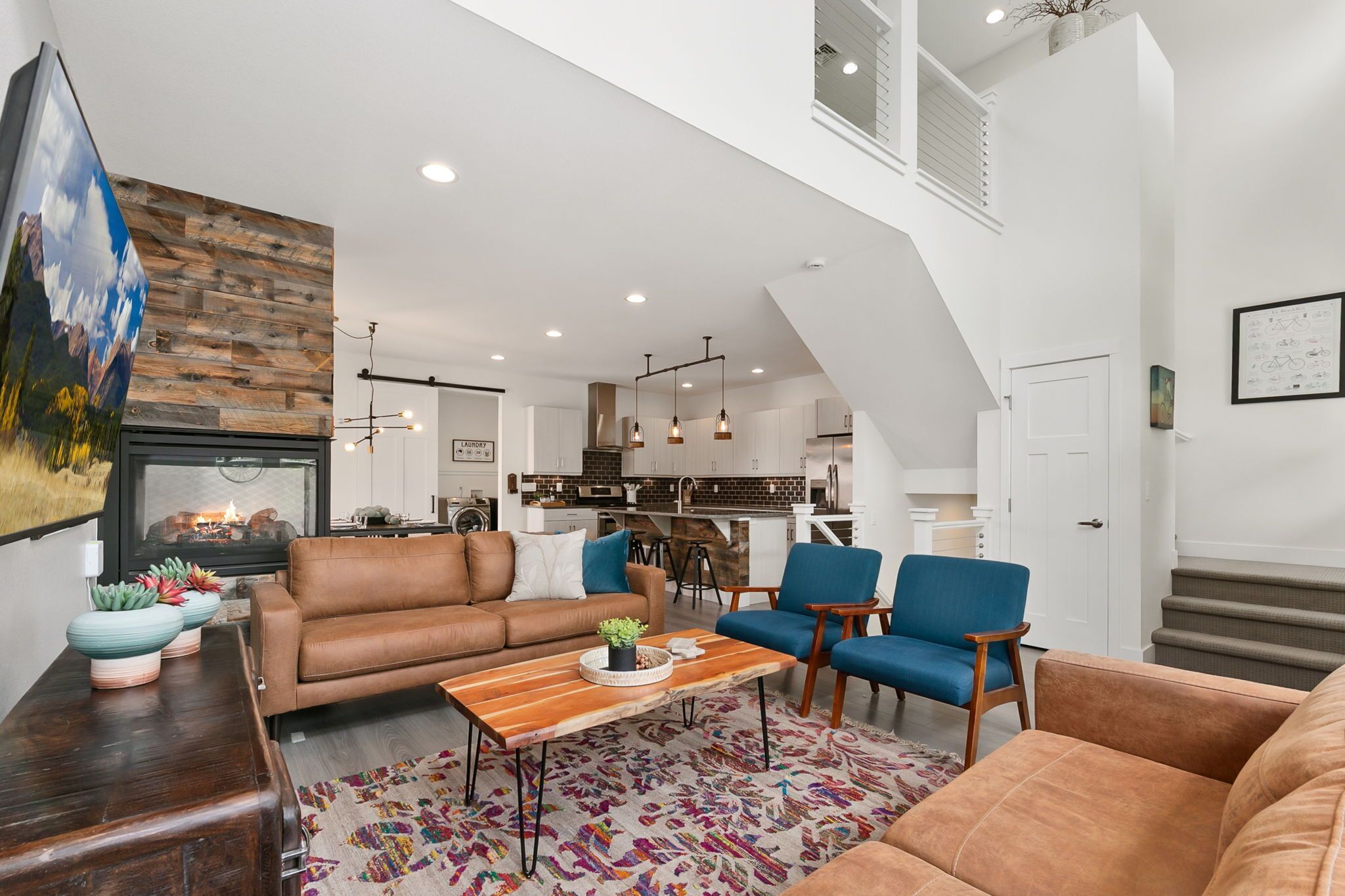 智能电视、壁炉、书