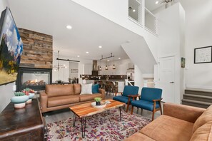 Smart TV, fireplace, books - The Cycle Haus | Rooftop Deck w/ Hot Tub & Views (Fort Collins)