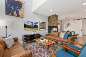 Smart TV, fireplace, books - The Cycle Haus | Rooftop Deck w/ Hot Tub & Views (Fort Collins)