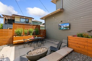 Outdoor dining - The Cycle Haus | Rooftop Deck w/ Hot Tub & Views (Fort Collins)