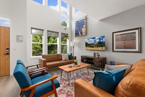 Smart TV, fireplace, books - The Cycle Haus | Rooftop Deck w/ Hot Tub & Views (Fort Collins)