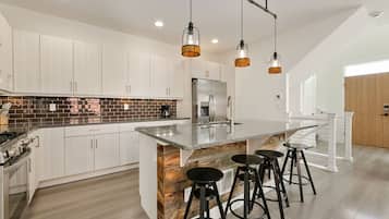 Jääkaappi, mikroaaltouuni, uuni, liesi