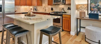 Royal Perch | Chic Old Town Loft w/ King Suite