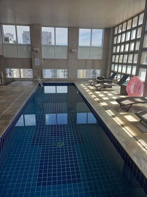 Udendørs pool, parasoller, liggestole
