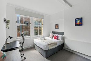 2 slaapkamers, een strijkplank/strijkijzer, beddengoed