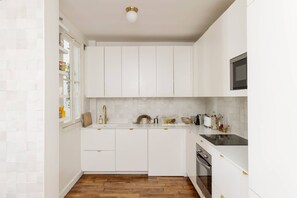 Réfrigérateur, micro-ondes, lave-vaisselle, cafetière/bouilloire