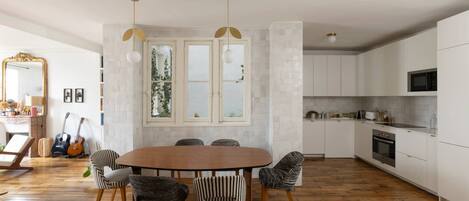 Kjøleskap, mikrobølgeovn, oppvaskmaskin og kaffetrakter/tekoker