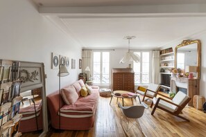 TV, fireplace - Rue du Val-de-Grâce by onefinestay (Paris)