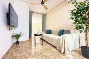 Smart-tv en een computerscherm